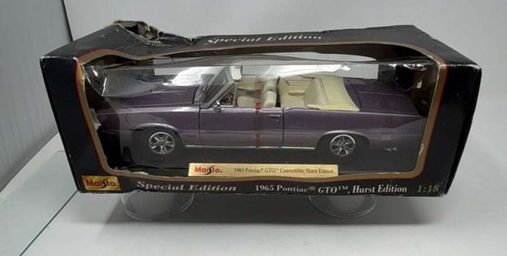 Maisto 1965 Pontiac GTO Convertible Hurst Edition 1:18 Scale Special Edition
